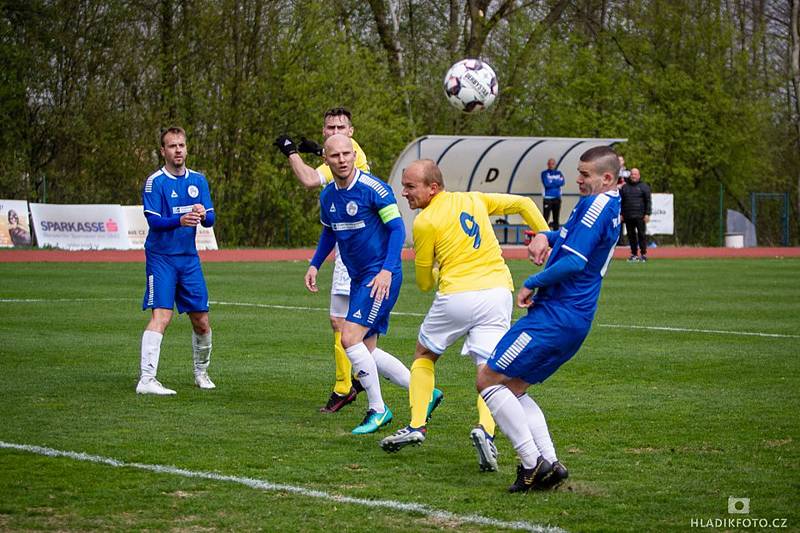 V 21. divizním kole si jindřichohradečtí fotbalisté na domácím trávníku poradili s Hořovickem, nad nímž zvítězili 3:1.