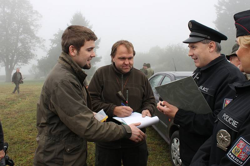 Policisté kontrolovali zbraně a potřebné dokumenty před honem, který pořádalo sdružení Vrška z Nové Včelnice.