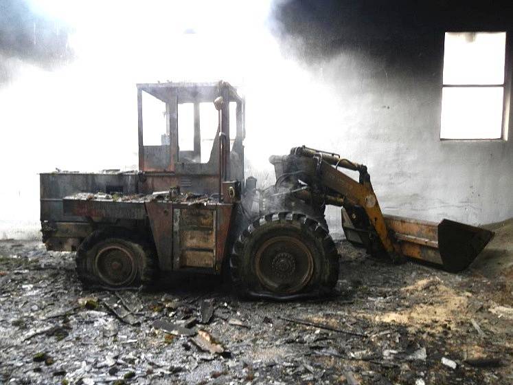 Požár skladu krmiv v Jilmu vypukl po technické závadě na nakladači. 