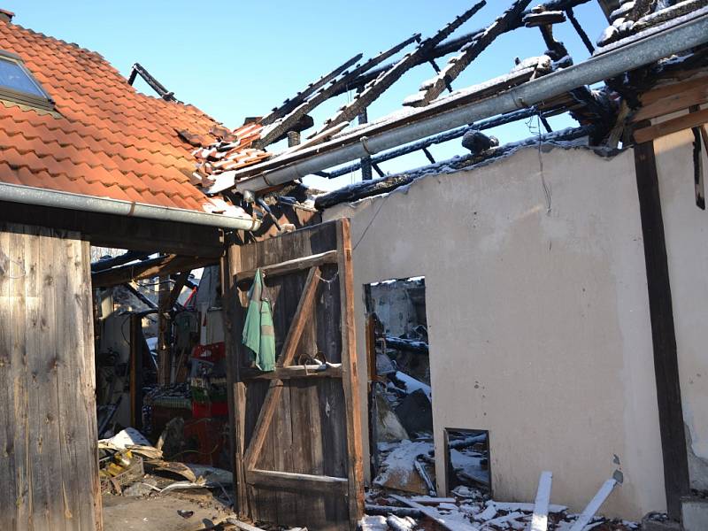 Smutný silvestrovský pohled na vyhořelé stavení rodiny Vocílkových z Horní Radouně. 
