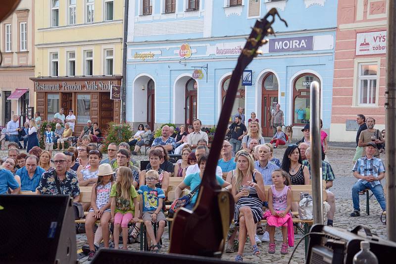 Vystoupení jihomoravské kapely Tempus na náměstí Míru v Hradci.