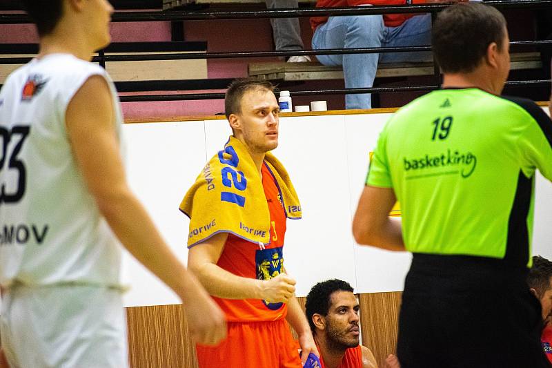 Jindřichohradečtí basketbalisté (v červeném) zvítězili v 12. kole I. ligy na palubovce Pelhřimova 86:50.