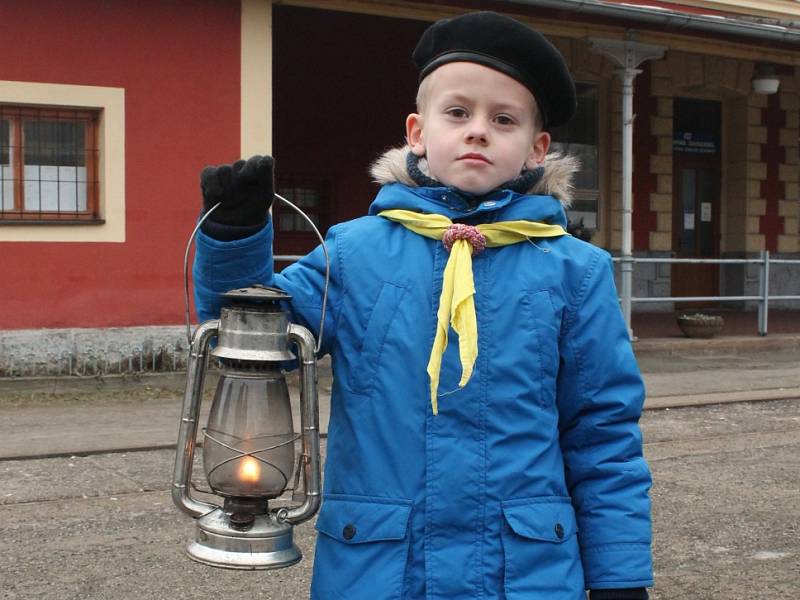 Do Jindřichova Hradce skauti dovezli Betlémské světlo.