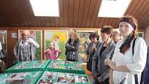 V kulturním domě v Deštné se koná výstava výtvarníků z města i okolí. Foto: Josef Böhm