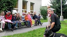 Psovodi Policie ČR z Jindřichova Hradce předvedli dětem z mateřské školky v ulici Röschova v J. Hradci, jak se cvičí policejní psi.