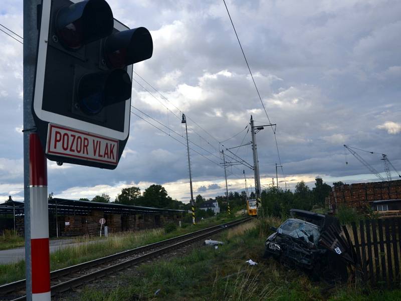 Na železničním přejezdu v Kardašově Řečici se střetlo osobní auto s osobním vlakem. Zraněného řidiče odvezla záchranka. 