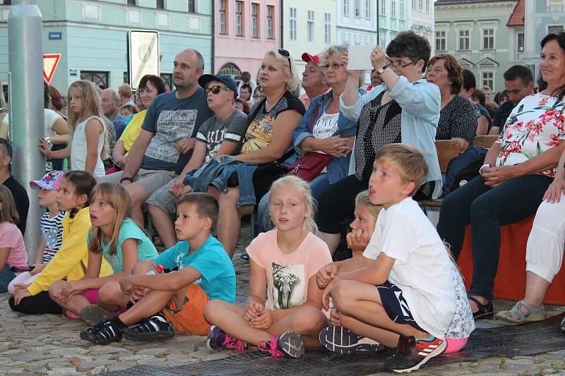 Zaplněné hradecké náměstí Míru si užilo koncert kapely Beatles Revival.