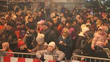 Jindřichohradecké náměstí Míru zaplnily při celorepublikové akci Česko zpívá koledy stovky lidí.