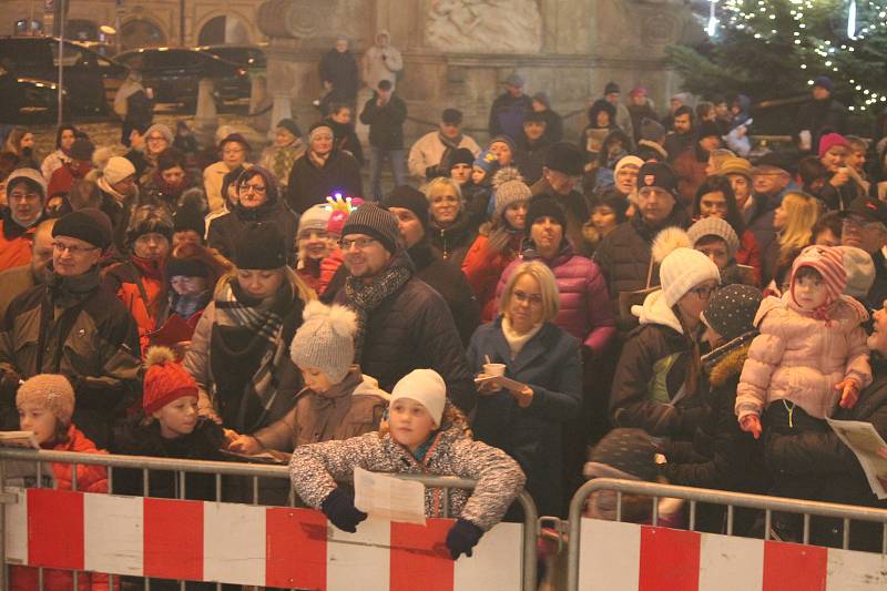 Jindřichohradecké náměstí Míru zaplnily při celorepublikové akci Česko zpívá koledy stovky lidí.