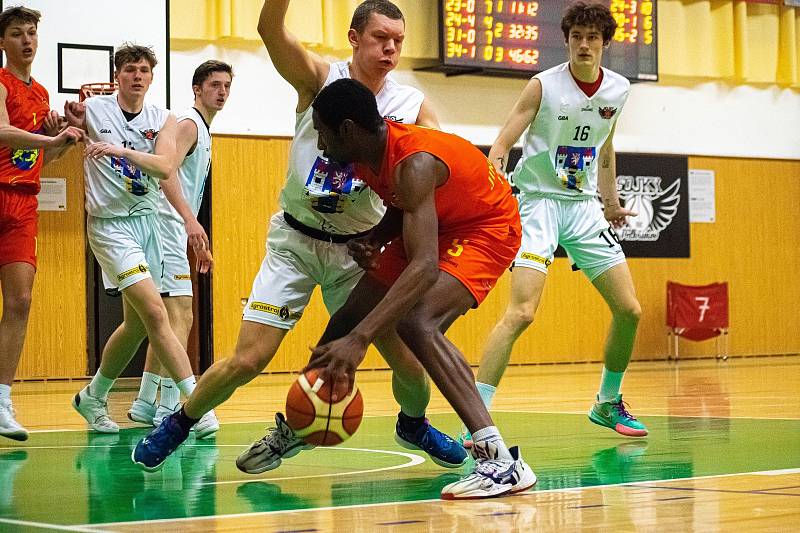 Jindřichohradečtí basketbalisté (v červeném) zvítězili v 12. kole I. ligy na palubovce Pelhřimova 86:50.