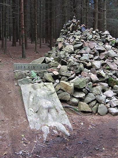 Vydejte se do České Kanady. Zastávka Kaproun s pomníkem Járovi Cimrmanovi. 