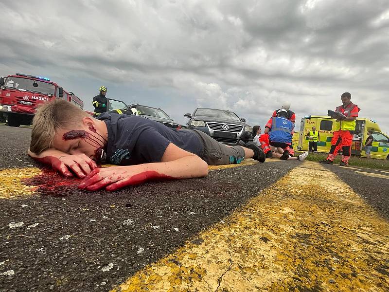 Cvičení složek záchranného systému na jindřichohradeckém letišti ve středu 22. června bylo zaměřené na nehodu dvou aut na tunningovém srazu, která vlétla mezi diváky.