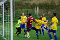 Fotbalisté Kardašovy Řečice (ve žlutých dresech) doma utrpěly debakl 1:6 s Novou Bystřicí.