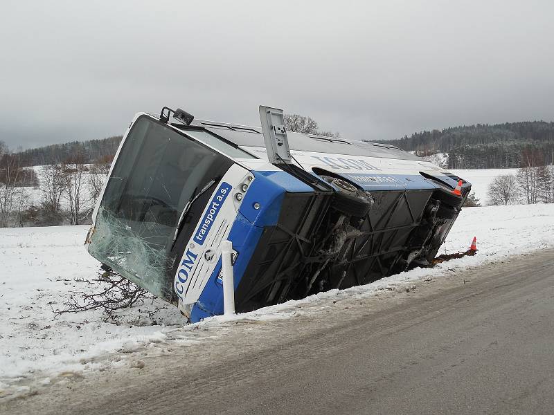 Škoda na havarovaném autobusu se vyšplhá k milionu korun.