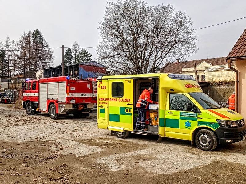Zásah hasičů a záchranky u pádu osoby ze zídky v Dačicích.
