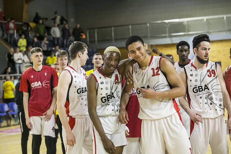 V úvodním utkání basketbalového turnaje  Young Guns GBA Invitational jindřichohradecká GBA porazila americkou Atlantu 81:76.