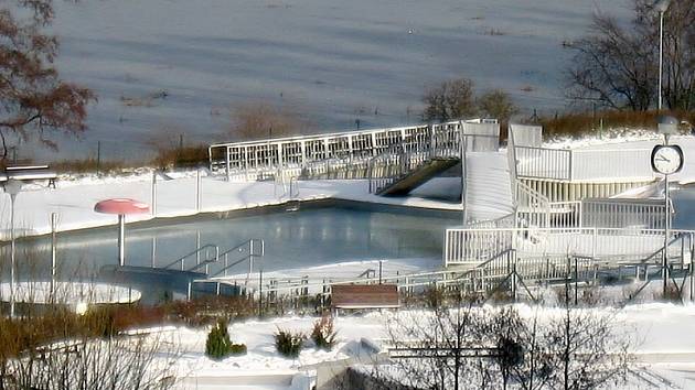 Jindřichohradecký aquapark pod sněhovou pokrývkou