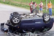 V neděli odpoledne zaplatil krutou daň za pravděpodobně riskantní jízdu v obci Peč na Dačicku osmadvacetiletý řidič Volkswagenu Polo. 
