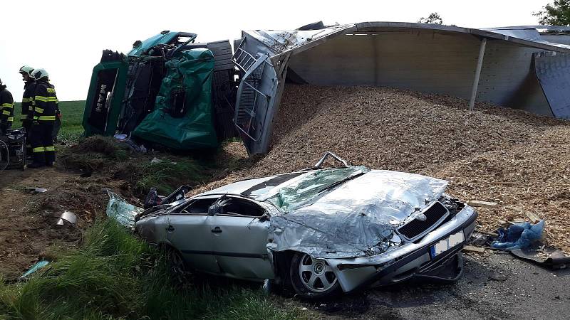 K tragické nehodě došlo v úterý 29. května mezi Štěpánovicemi a Třeboní. Po střetu s nákladním vozidlem zemřela řidička osobního vozu Hyundai. Řidič škodovky byl se zraněním odvezen k ošetření do nemocnice.