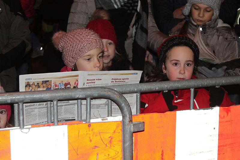 Jindřichohradecké náměstí Míru se zaplnilo lidmi, kteří si přišli zazpívat sedm koled a vánočních písní.