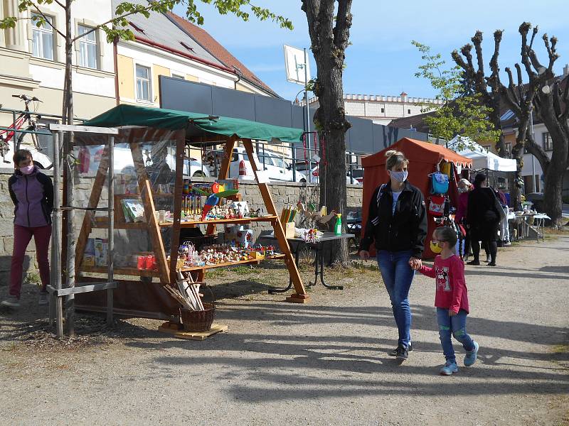 V Dačicích se v sobotu konal farmářský trh v rouškách.