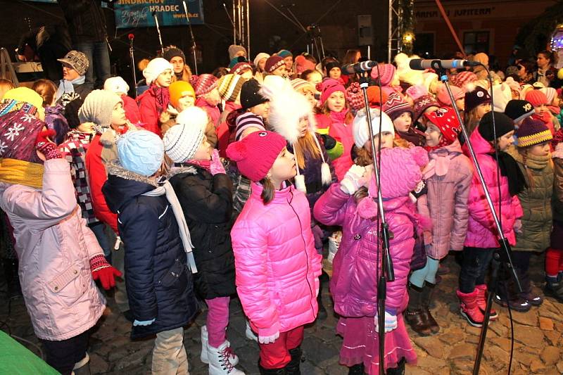 Česko zpívá koledy - program v J. Hradci zahájil dětský bubínkový soubor Hakuna Matata a po nich dětský sbor 5. základní školy.