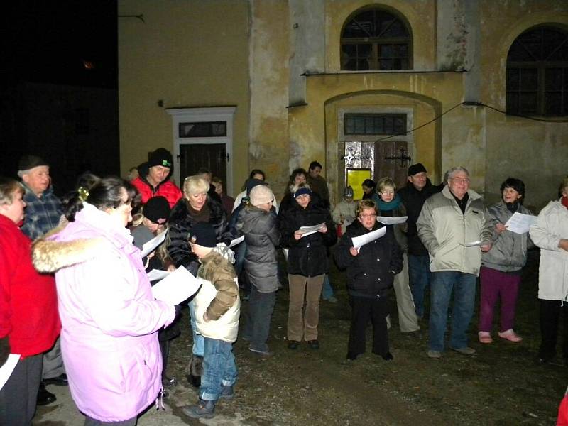 V Horní Pěně si přišlo zazpívat ke kostelu několik desítek lidí.