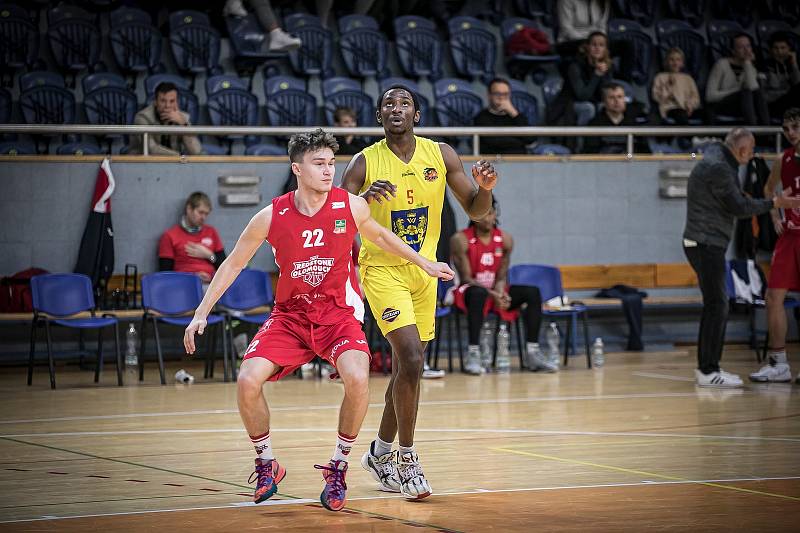 Jindřichohradečtí basketbalisté (ve žlutém) v 3. kole Českého poháru vyřadili Olomoucko.