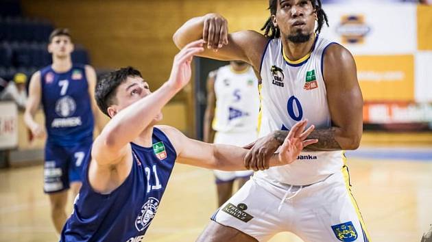 Craig Victor zaznamenal proti Děčínu 19 bodů a 11 doskoků, hradecký tým však na severu Čech prohrál 73:87. a bude hrát baráž o udržení v nejvyšší soutěži.