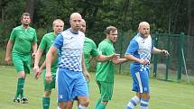 V úvodním kole I. B třídy fotbalisté Studené (v modrobílých dresech) na svém stadionu porazili Lomnici 5:2.