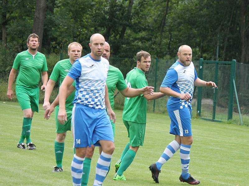 V úvodním kole I. B třídy fotbalisté Studené (v modrobílých dresech) na svém stadionu porazili Lomnici 5:2.