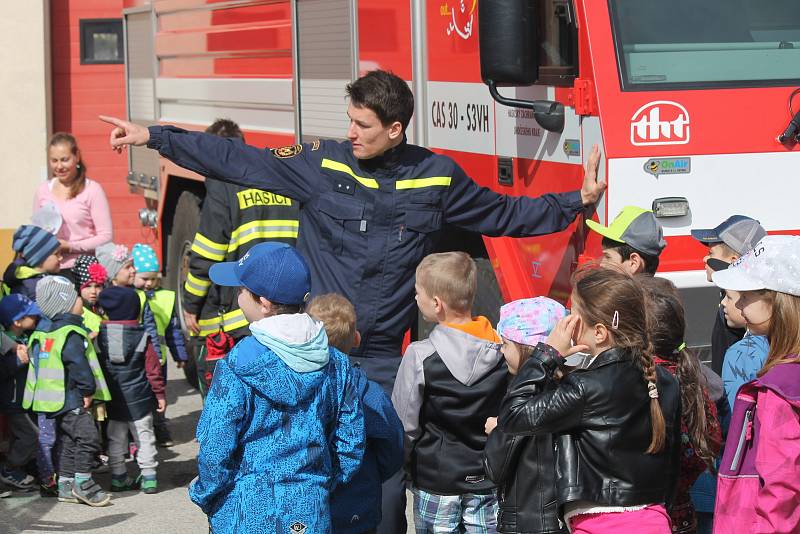 Hasiči z Hradce uspořádali v pátek den otevřených dveří pro velké i malé příznivce.