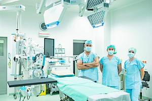 Nové vybavení operačního sálu umožňuje snadno a přesně podle typu zákroku polohovat pacienta.