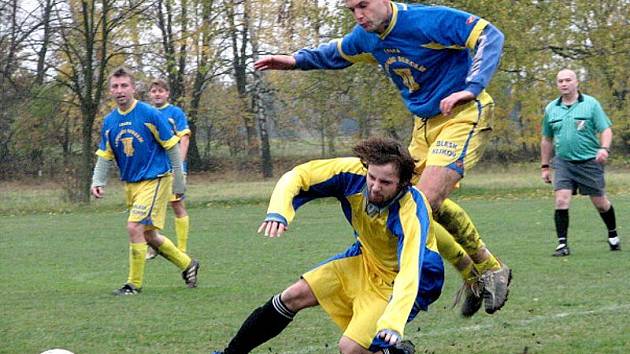 KLIKOV – BŘILICE 2:1. Domácí Zavadil (vpravo) v souboji s břilickým Mikuláštíkem.