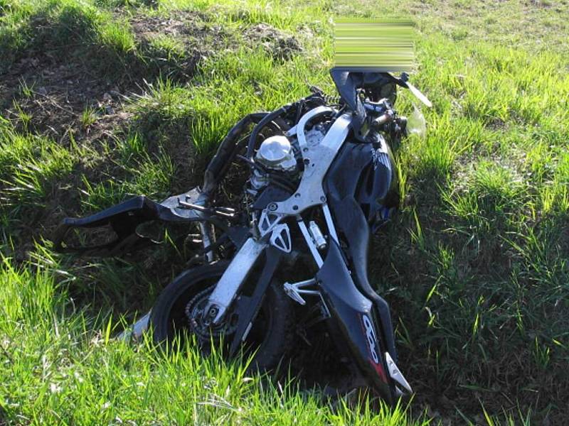 Vrak motorky po nehodě mezi Políknem a Plavskem. Řidič se těžce zranil. 