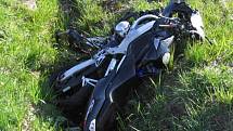 Vrak motorky po nehodě mezi Políknem a Plavskem. Řidič se těžce zranil. 