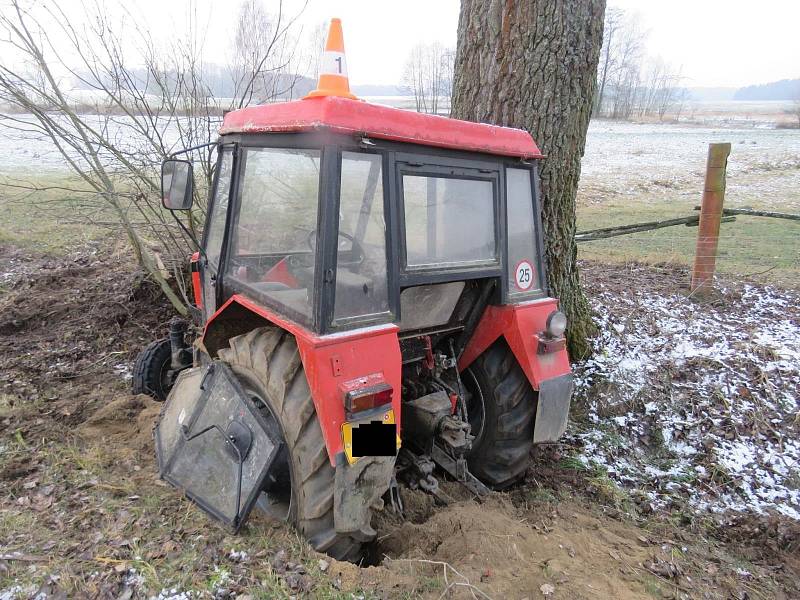 Traktor, který si opilec na cestu vypůjčil, zůstal nabouraný u silnice.