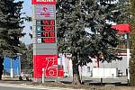 Ceny pohonných hmot 3. 3. 2022 dopoledne v Dačicích v Hradecké ulici.