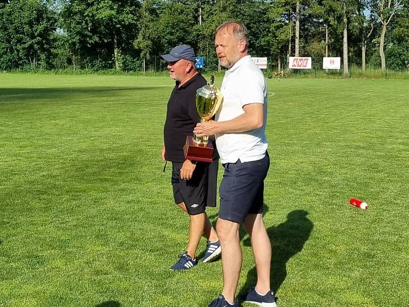 Fotbalisté Třebětic převzali po vítězství 4:2 ve Studené pohár a medaile za prvenství v I. B třídě sk. D, kterou ovládli suverénním způsobem s jedinou porážkou.