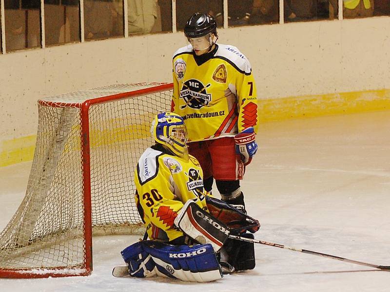 Hokejisté Velké Radouně ve třetím utkání čtvrtfinále play off krajského přeboru prohráli na ledě Strakonic 1:8, v celé sérii pak 1:2 na zápasy a sezona skončila. Zklamání dolehlo po závěrečné siréně  i na gólmana Filipa Horala a obránce Miroslava Křivánka