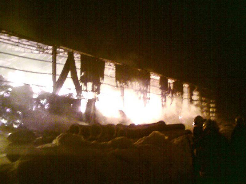 Pohled na plameny, které devastovaly seník v Klenové.