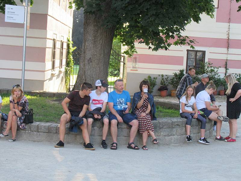 Festival Okolo Třeboně již tradičně zahájil prázdniny, v sobotu 4. července se na zámeckém nádvoří představila zpěvačka Jana Rychterová, kapela Epydemye a Xindl X.