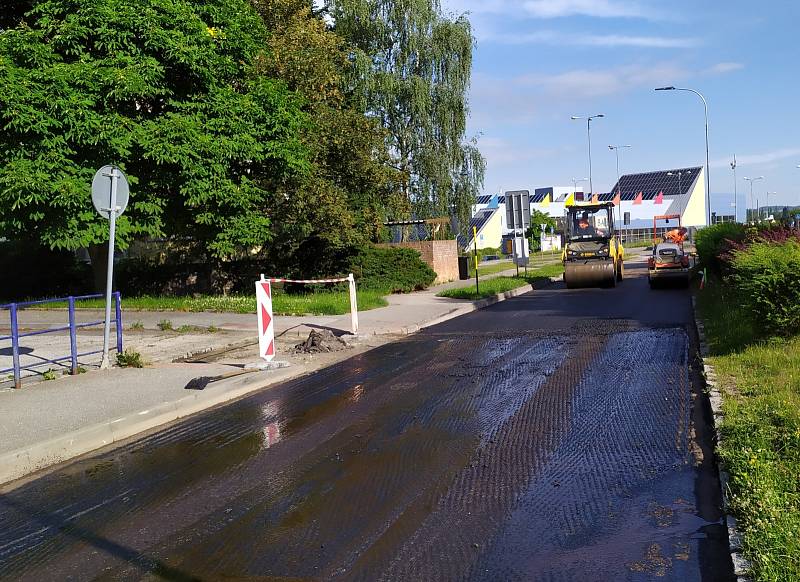 Tento týden vypukla rekonstrukce páteřní komunikaci sídlištěm Vajgar. V prvním úseku od kruháče u bazénu se ve středu ráno začal pokládat asfalt.