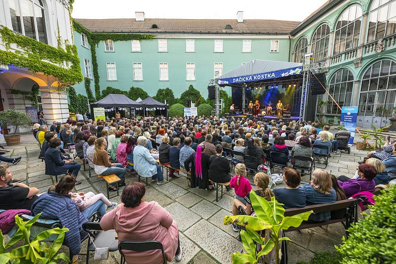 Od 5. do 17. července se koná v Dačicích již 25. ročník letního kulturního festivalu Dačická kostka. Diváci se v těchto dnech mohou těšit na celkem 14 představení – divadelních, koncertů, pohádek pro děti.