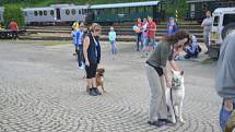Den dětí s párou na jindřichohradeckém vlakovém nádraží.