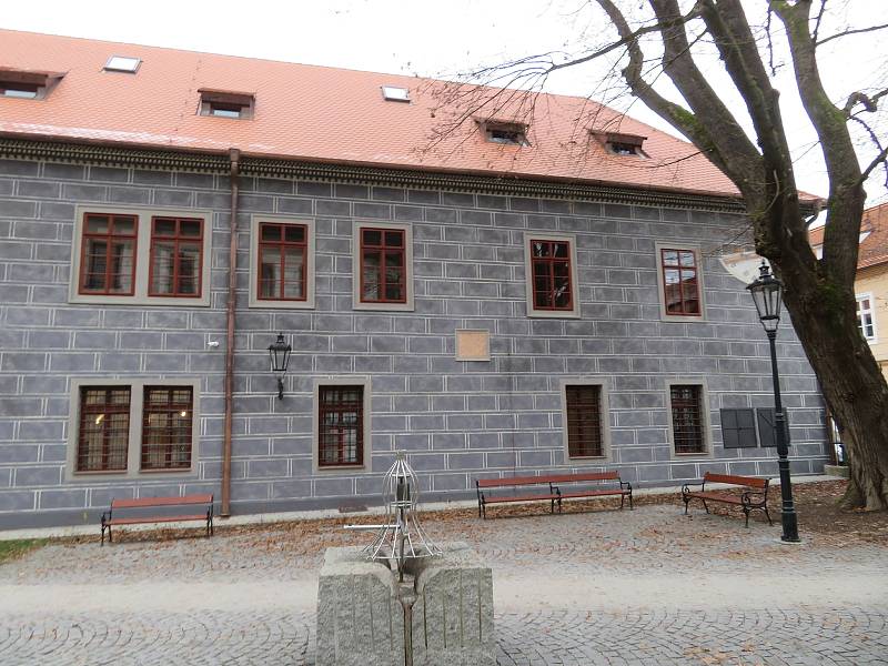 V Třeboni opravili knihovnu posledního z Rožmberků. Zámecká lékárna tak dostala zpět genius loci.