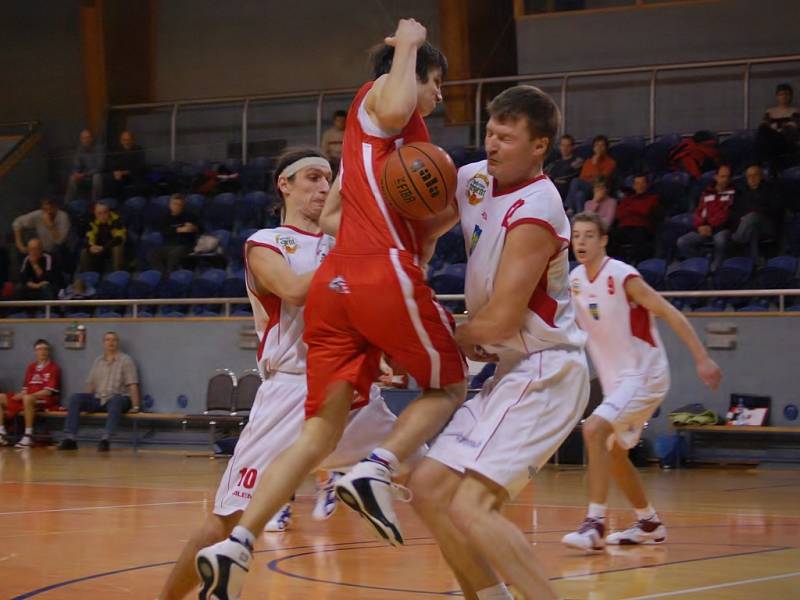 Momentka ze zápasu BK Jindřichův Hradec s pardubickým B týmem 