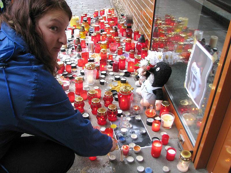 Vzpomínka na Jana Marka. U zimního stadionu vzniklo pietní místo a začala se podepisovat kondolenční kniha.