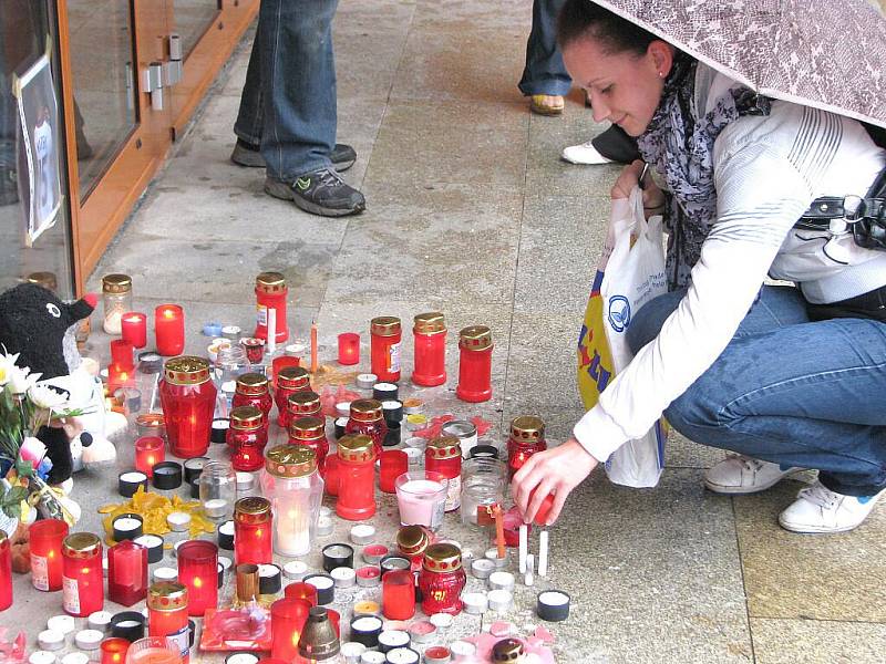 Vzpomínka na Jana Marka. U zimního stadionu vzniklo pietní místo a začala se podepisovat kondolenční kniha.