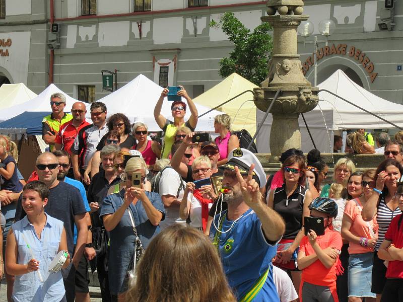 Festival Okolo Třeboně již tradičně zahájil prázdniny, v sobotu 4. července se na zámeckém nádvoří představila zpěvačka Jana Rychterová, kapela Epydemye a Xindl X.